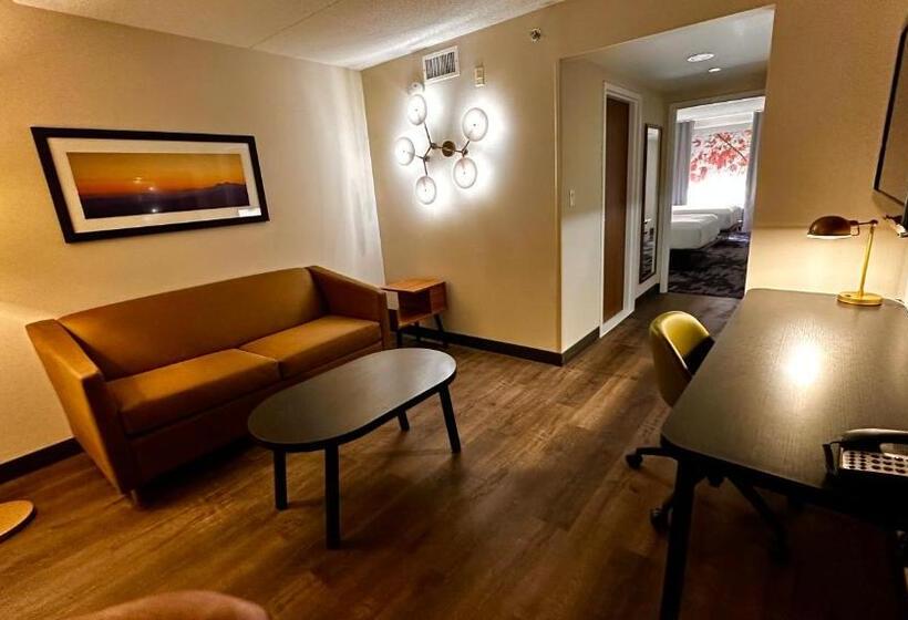 Люкс, Newmarket Hotel And Suites
