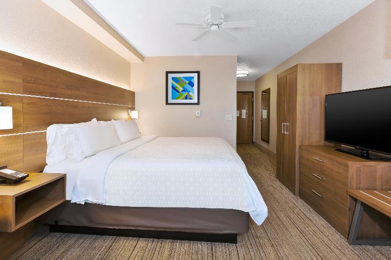 Номер Стандарт Кровать Кинг Адаптированный для Инвалидов, Holiday Inn Express Hotel & Suites Petoskey, An Ihg