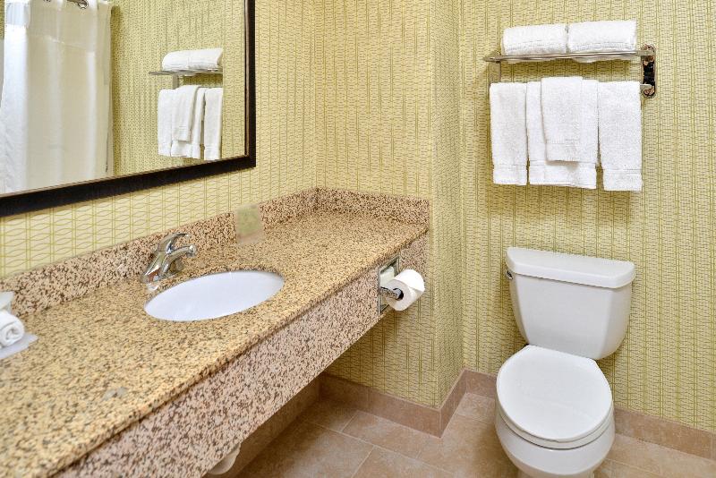 适合残疾人士使用的带超级大床的标准间, Holiday Inn Express Hotel & Suites Charlotte, An Ihg