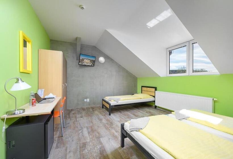 اتاق استاندارد سه تخته با سرویس بهداشتی مشترک, Inter Hostel Liberec