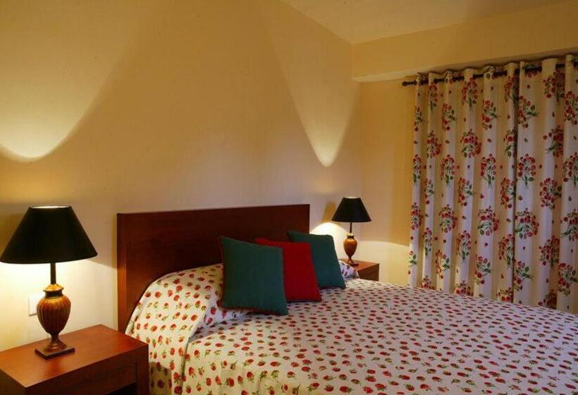 اتاق استاندارد با چشم‌انداز استخر, Maritsas Hotel & Suites