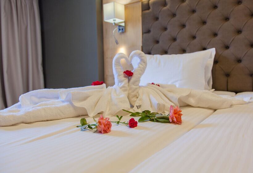 سوییت, Elmi Beach Hotel & Suites