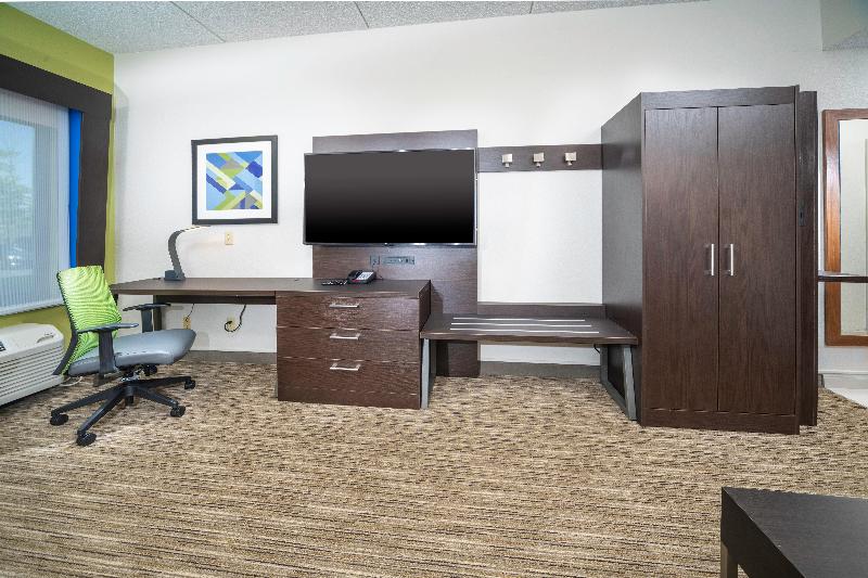 Люкс Кровать Кинг, Holiday Inn Express Clayton Southeast Raleigh, An Ihg