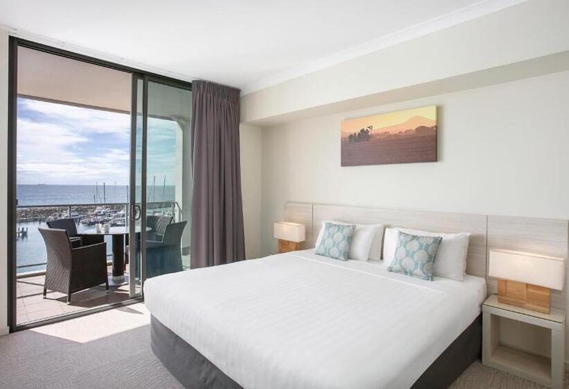 Superior 2-bedroom flat with a view, Mantra Geraldton