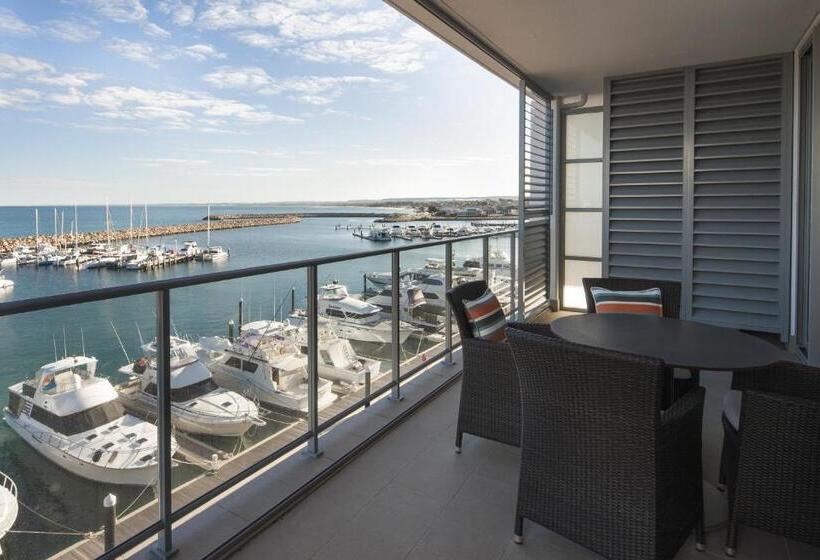 Superior 2-bedroom flat with a view, Mantra Geraldton