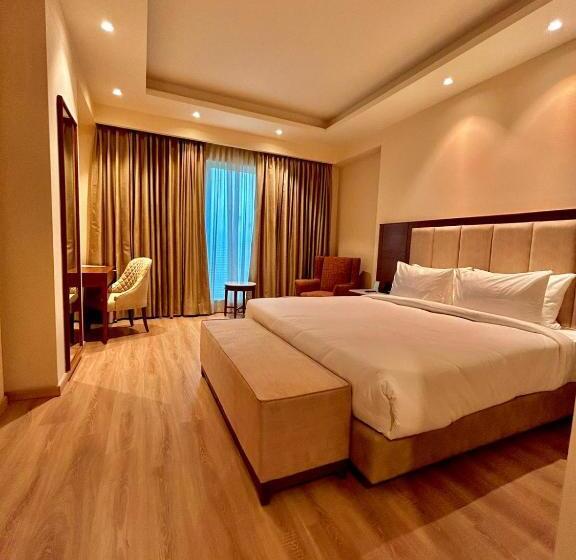 带大床的豪华间, Best Western Plus Amritsar