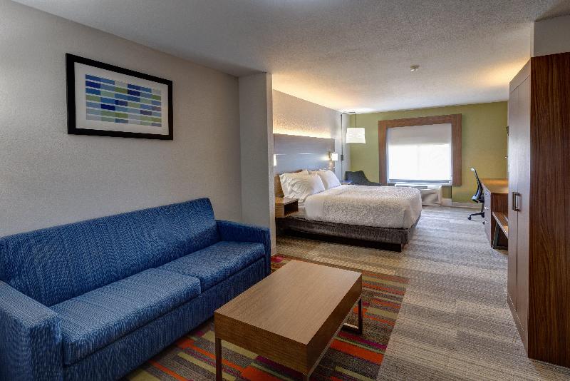 带大床的套房, Holiday Inn Express Hotel & Suites Shelbyville, An Ihg