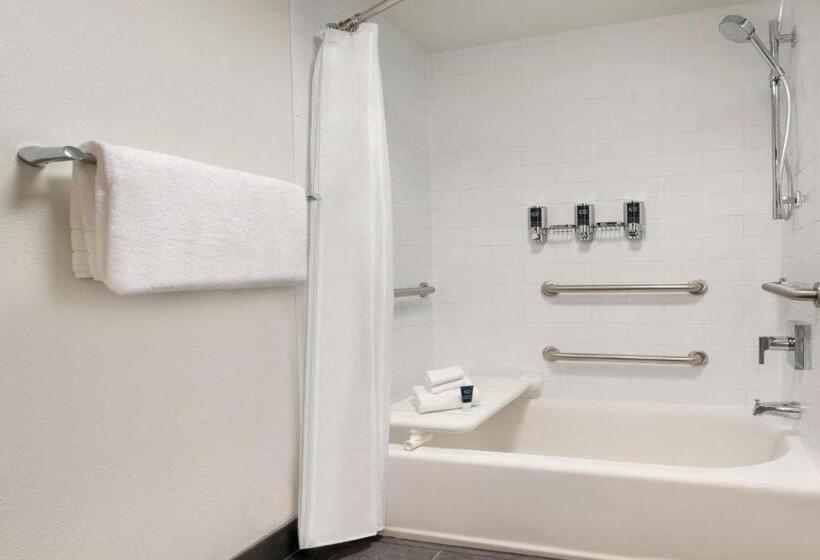 클래식 룸 킹 침대, Four Points By Sheraton Raleigh Arena