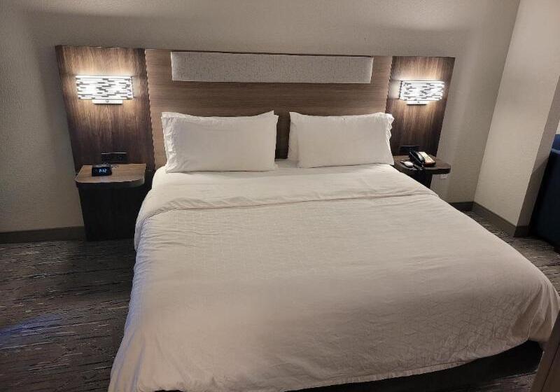 Люкс Кровать Кинг, Holiday Inn Express & Suites Starkville By Ihg