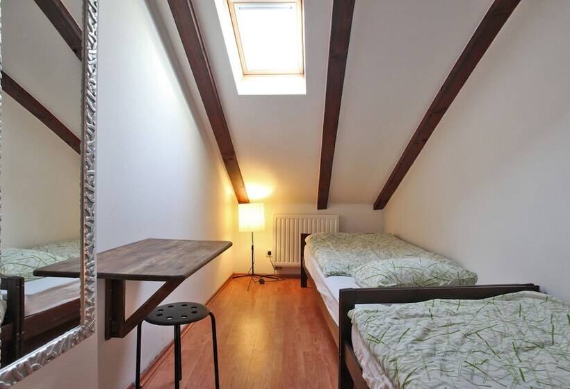 اتاق استاندارد با سرویس بهداشتی مشترک, Taban Hostel Zagreb   Hostel