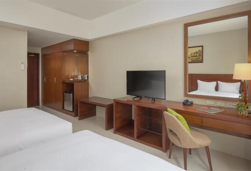 Номер Стандарт Вид на Бассейн, Holiday Inn & Suites Batangas Limapark, An Ihg