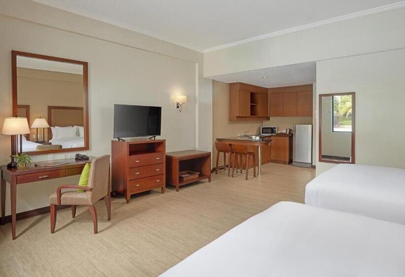 套房带泳池景, Holiday Inn & Suites Batangas Limapark, An Ihg