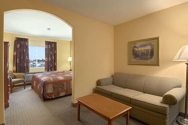 Люкс Кровать Кинг, Super 8 By Wyndham Topeka At Forbes Landing