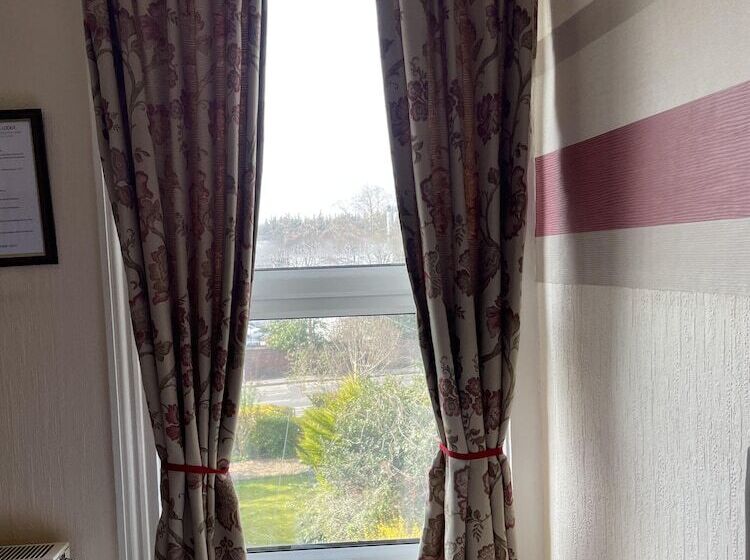 Номер Стандарт, Diamonds Lodge Near York Hospital