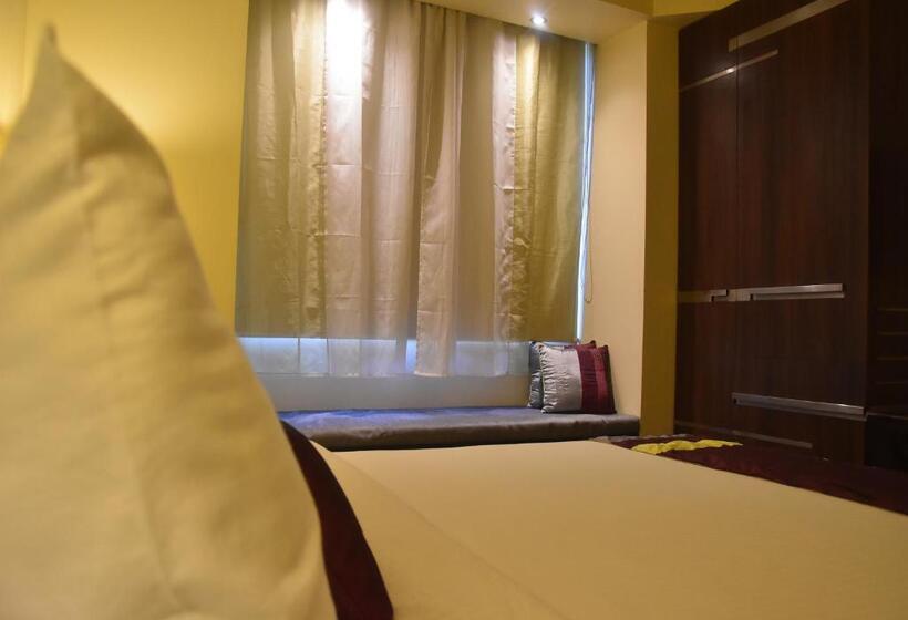 جناح, Marasa Sarovar Portico  Rajkot
