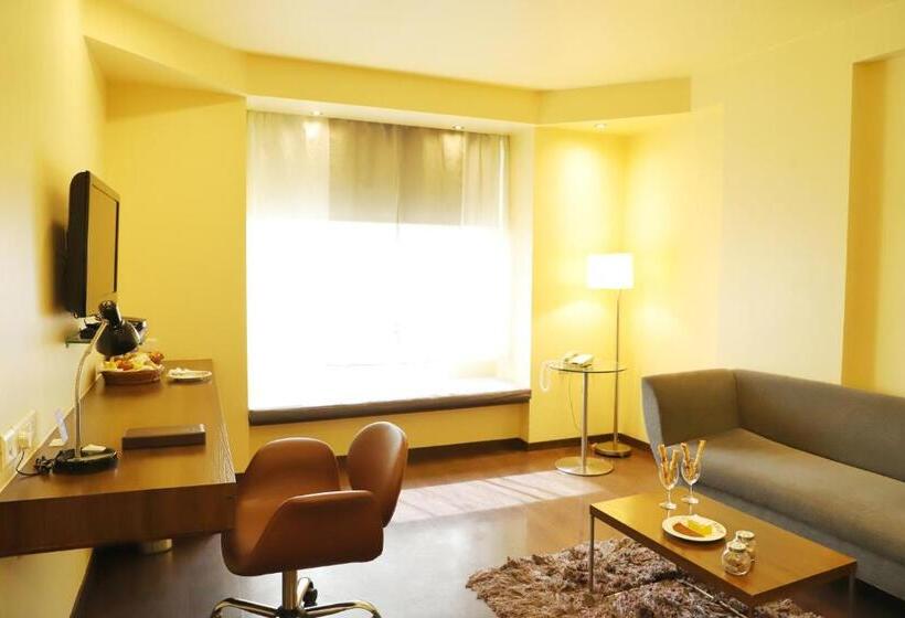 Люкс Кровать Кинг, Marasa Sarovar Portico  Rajkot