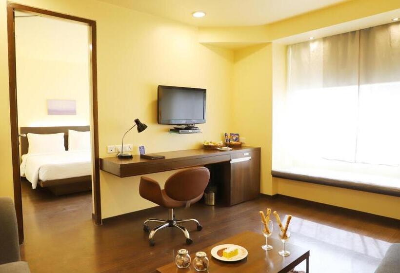 Люкс Кровать Кинг, Marasa Sarovar Portico  Rajkot