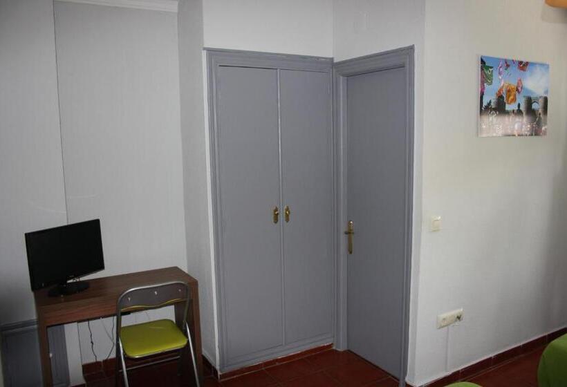 غرفة قياسية ثلاثية, Hostal La Estacion