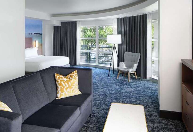 Стандартный Номер Кровать Кинг, Vetro Iowa City, Tapestry Collection By Hilton