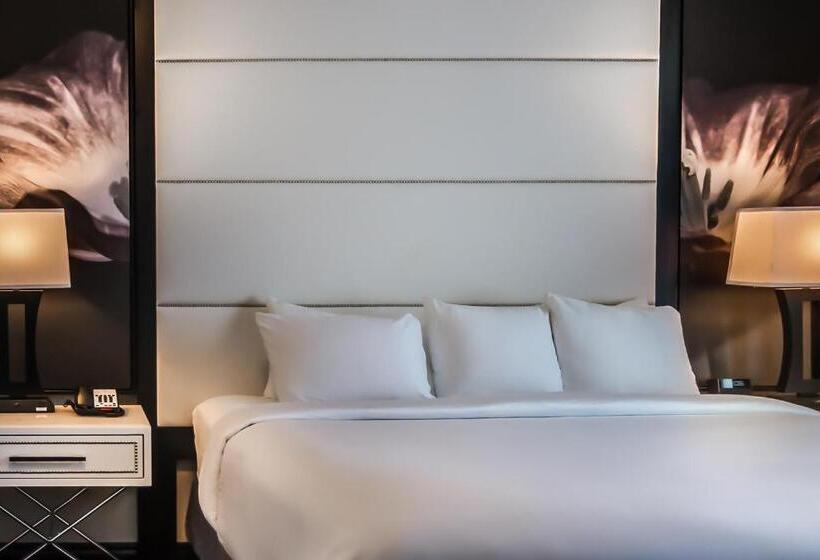 מיטת קינג בסוויטה, Tryp By Wyndham Savannah