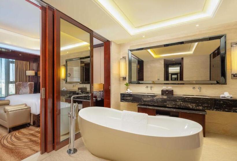 Deluxe Suite King Bed, Crowne Plaza Lanzhou By Ihg