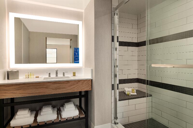 Люкс Кровать Кинг, Holiday Inn Express Hotel & Suites Waterloo   St. Jacobs Area, An Ihg