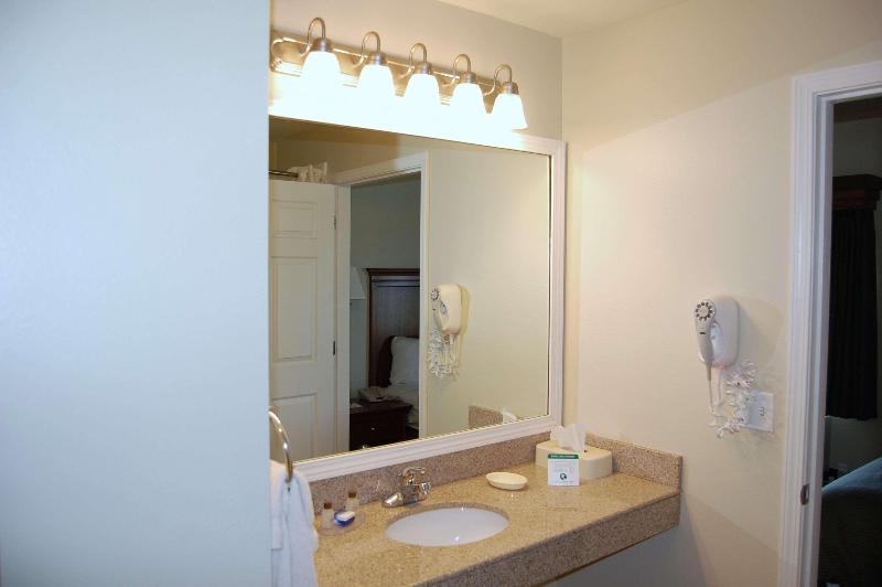 带大床的套房, Best Western Plus Midamerica