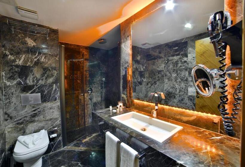 اتاق لوکس با چشم‌انداز, Zimmer Bosphorus