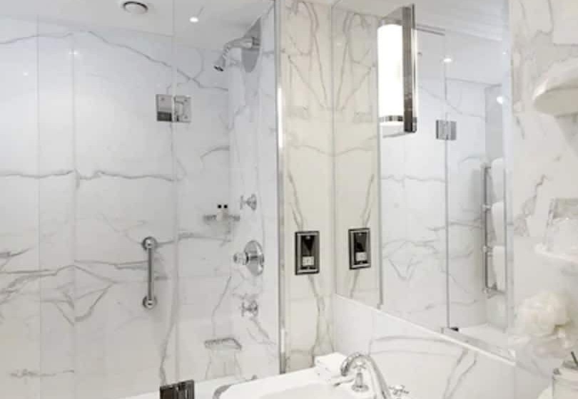 Номер Deluxe, The Athenaeum Hotel & Residences