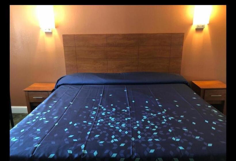 带大床的套房, Skyview Motor Inn