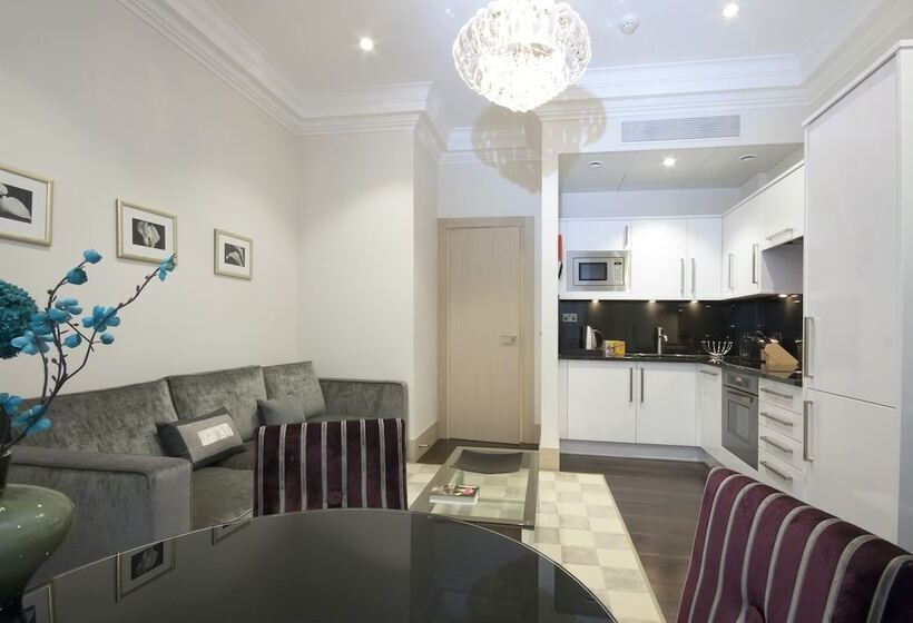 דירת חדר סופריור, Claverley Court