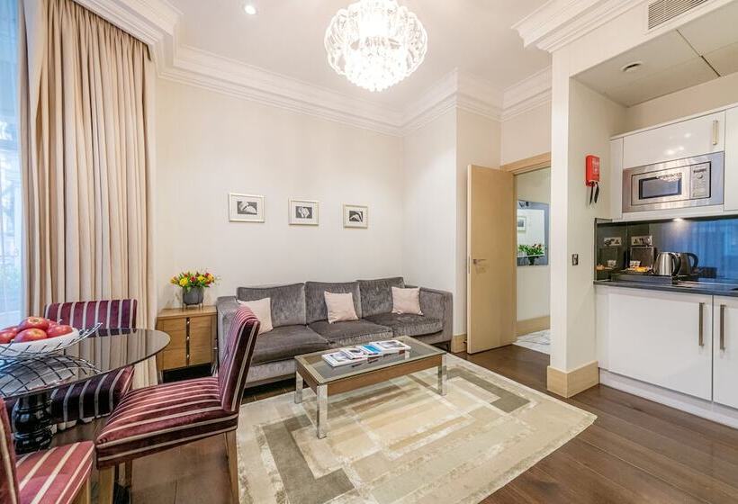 דירת חדר סופריור, Claverley Court