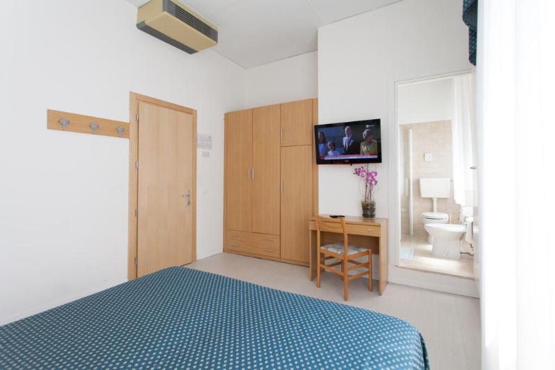 דירת חדר סופריור, Claverley Court
