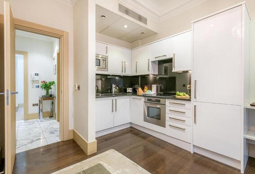דירת חדר סופריור, Claverley Court