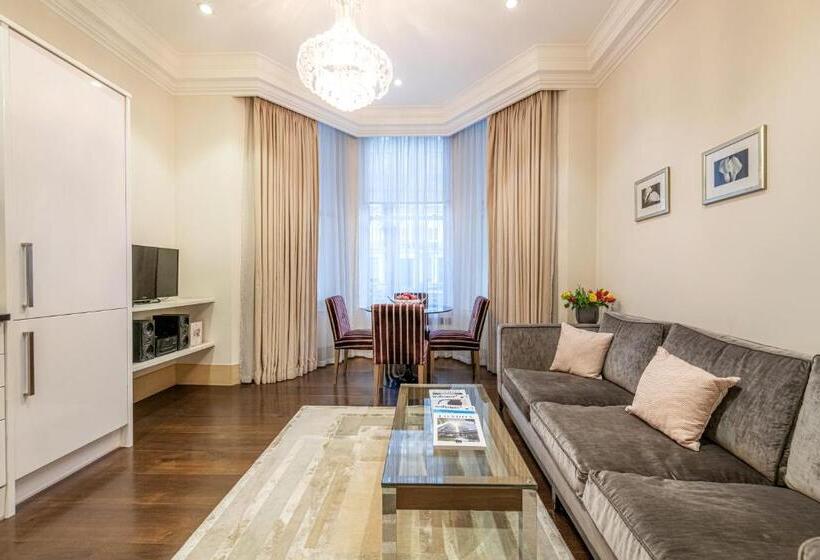 דירת חדר סופריור, Claverley Court