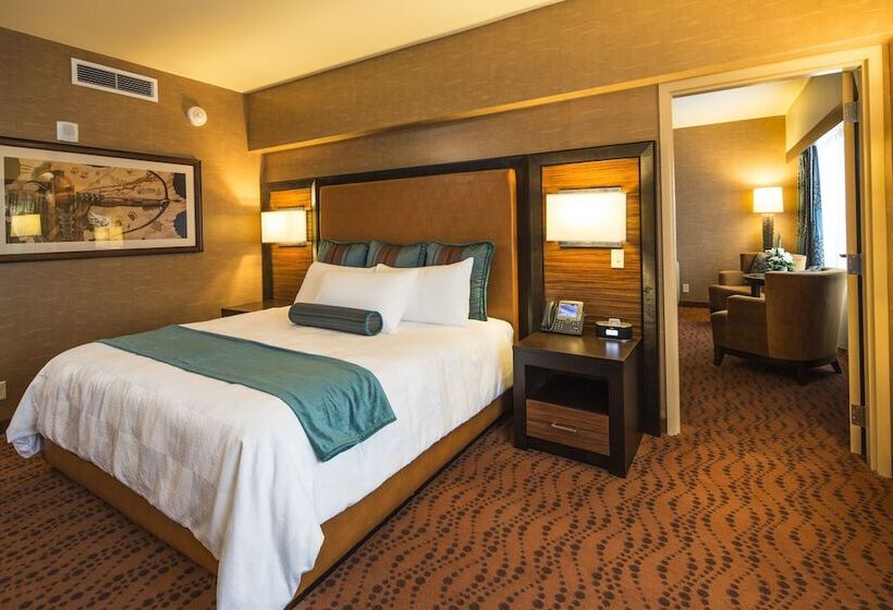带大床的豪华间, Akwesasne Mohawk Casino Resort And Players Inn Hotel  Formerly Comfort Inn And Suites Hogansburg Ny
