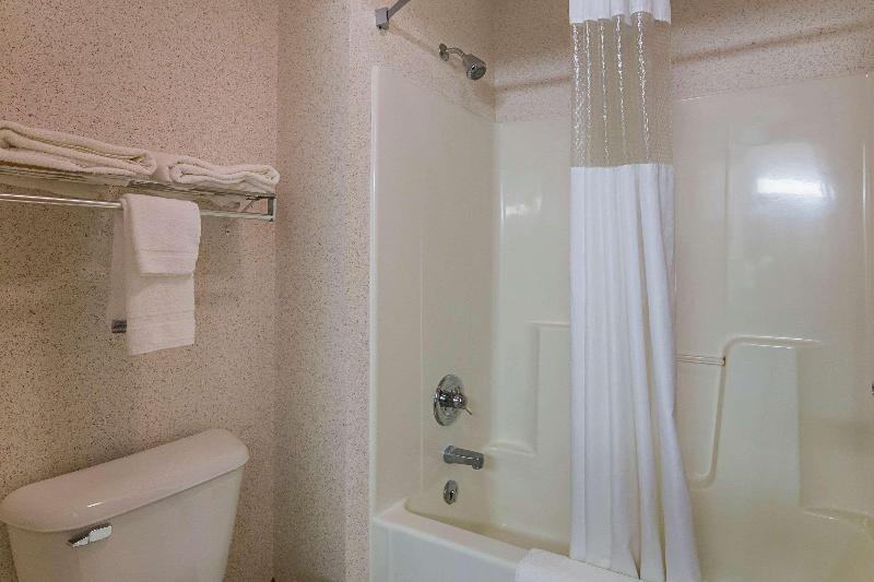 Люкс, Quality Inn & Suites Belmont Route 151
