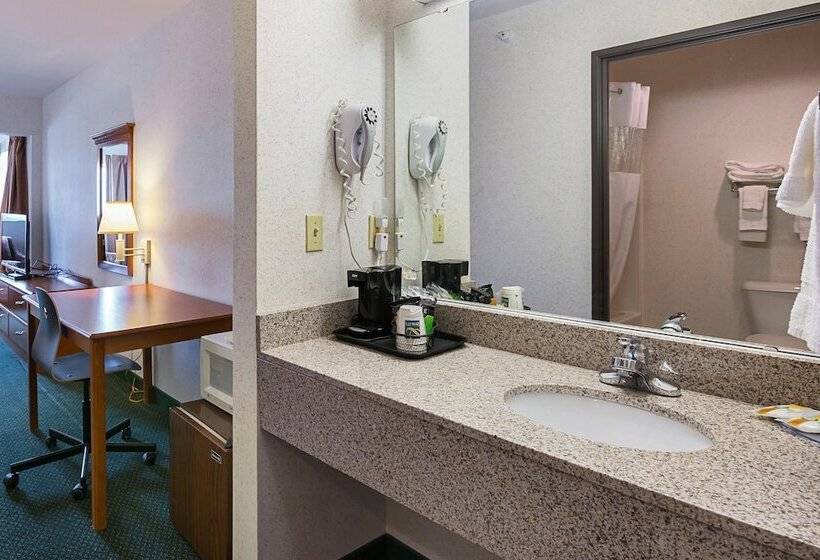 Люкс, Quality Inn & Suites Belmont Route 151