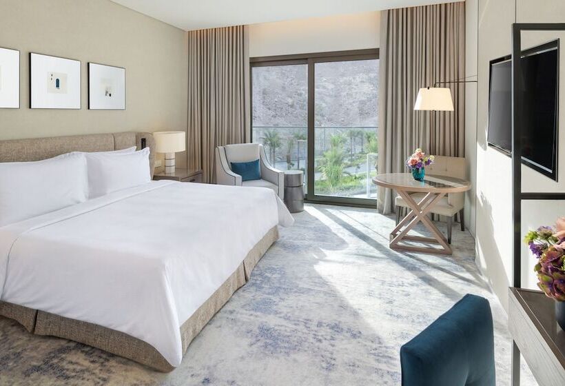 Номер Deluxe Вид на Бассейн, Address Beach Resort Fujairah