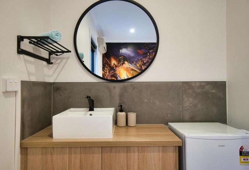Люкс Кровать Кинг, Dreamy Stays Accommodation   Private Rooms With Shared Bathrooms