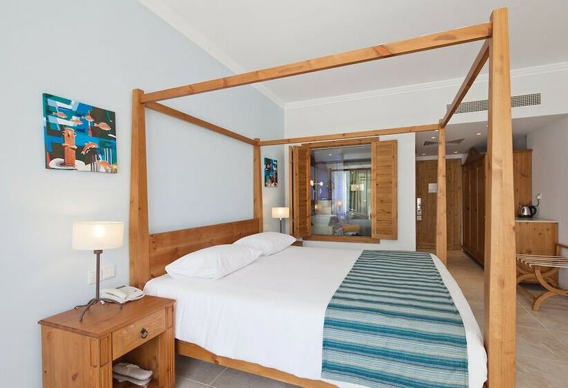 Полулюкс Одноместный с Террасой, Olympic Lagoon Resort Paphos