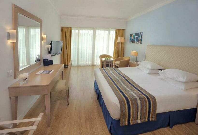 Номер Deluxe Вид на Море Боковой, Olympic Lagoon Resort Paphos