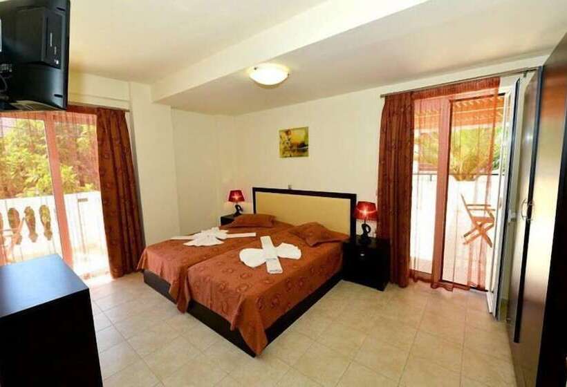 Люкс Вид на Сад, Golden Rose Suites