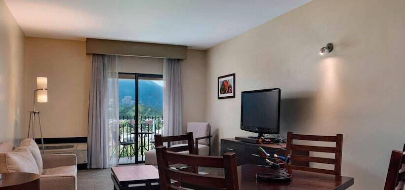 סוויטה, Courtyard By Marriott San Salvador