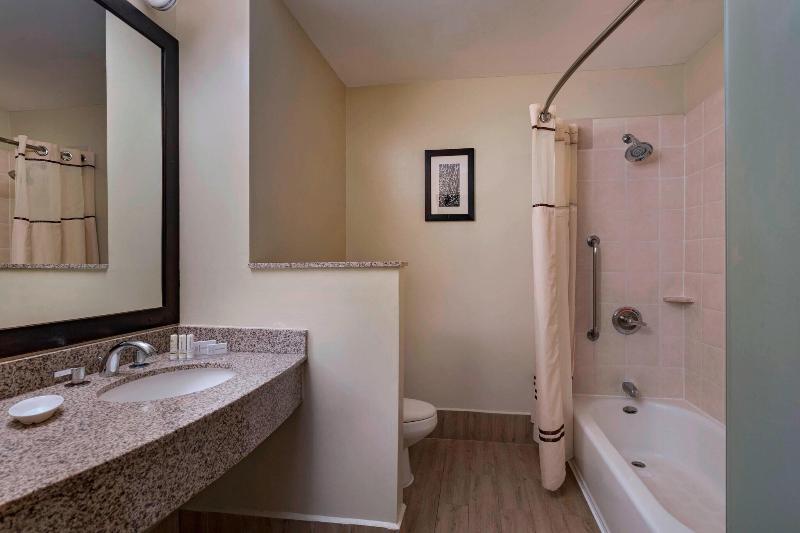 חדר סטנדרט עם מיטת קינג, Courtyard By Marriott San Salvador
