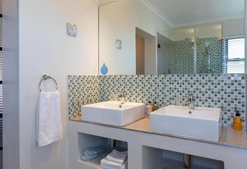 Superior suite with balcony, Whale Rock Luxury Lodge