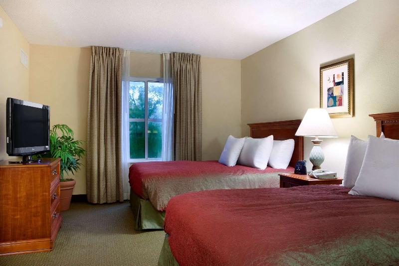 استودیوی استاندارد, Holiday Villa Hotel & Suites