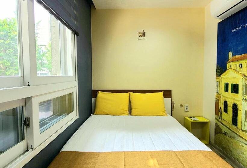 Camera Deluxe, Hostel Tommy