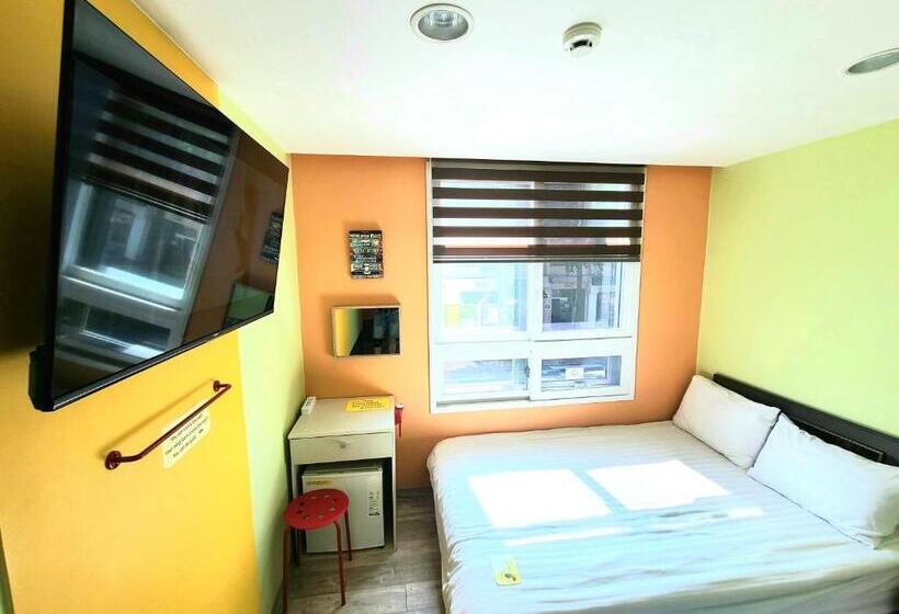Camera Tripla Standard, Hostel Tommy