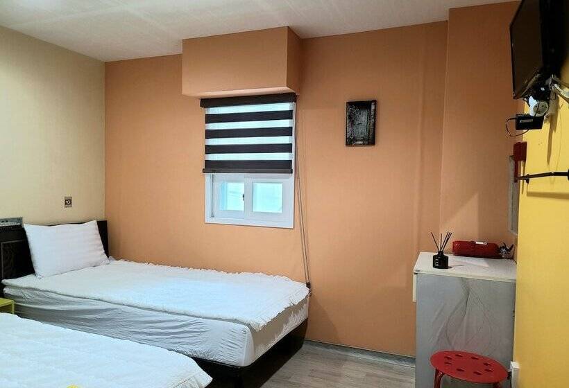 Camera Deluxe, Hostel Tommy